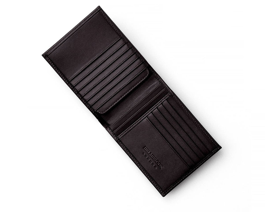 Tanner pocket wallet crafted in genuine leather, perfect for travel, cards, and cash.