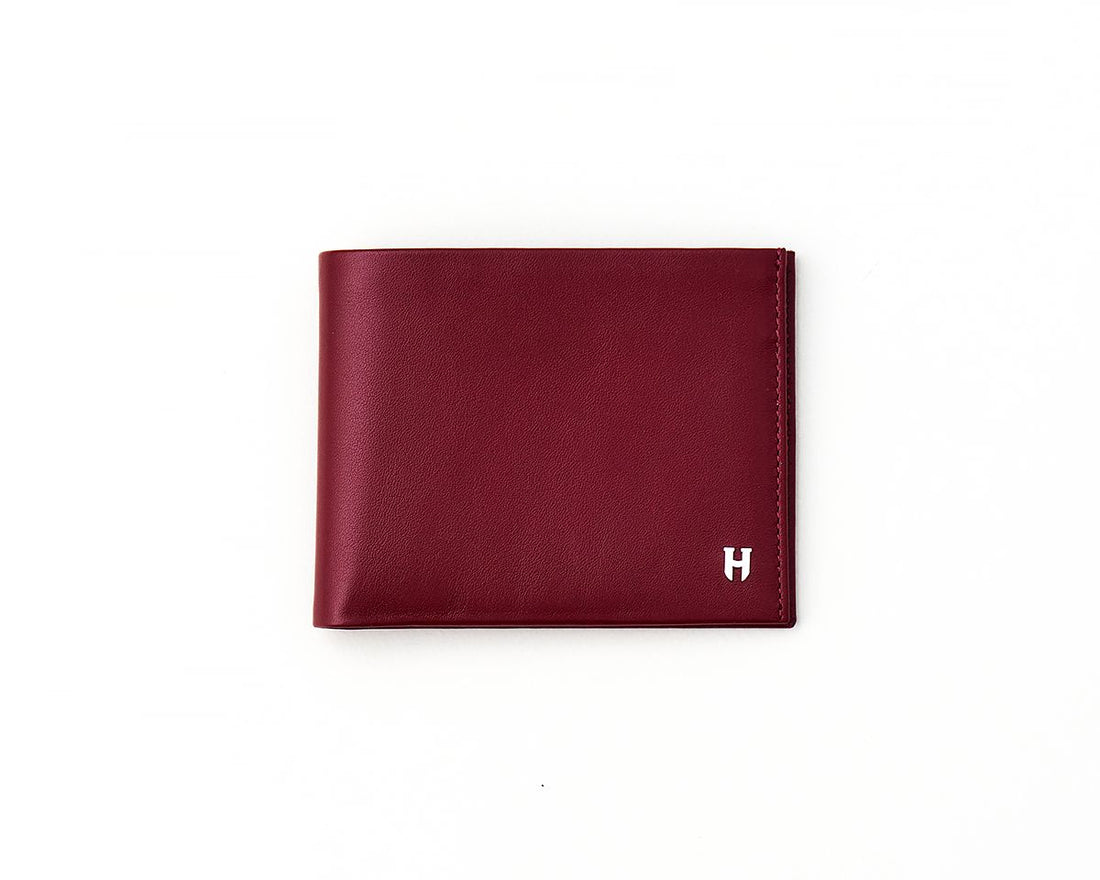 Multi-compartment leather wallet with RFID safety, ideal for stylish and secure men.