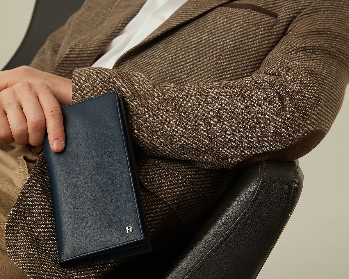 Tripp leather multi compartment travel wallet, ideal for organized and secure travels.